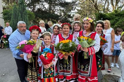 Посланик Васил Петков и директорът на БСУ „Христо Ботев“ откриха тържествено новата учебна година